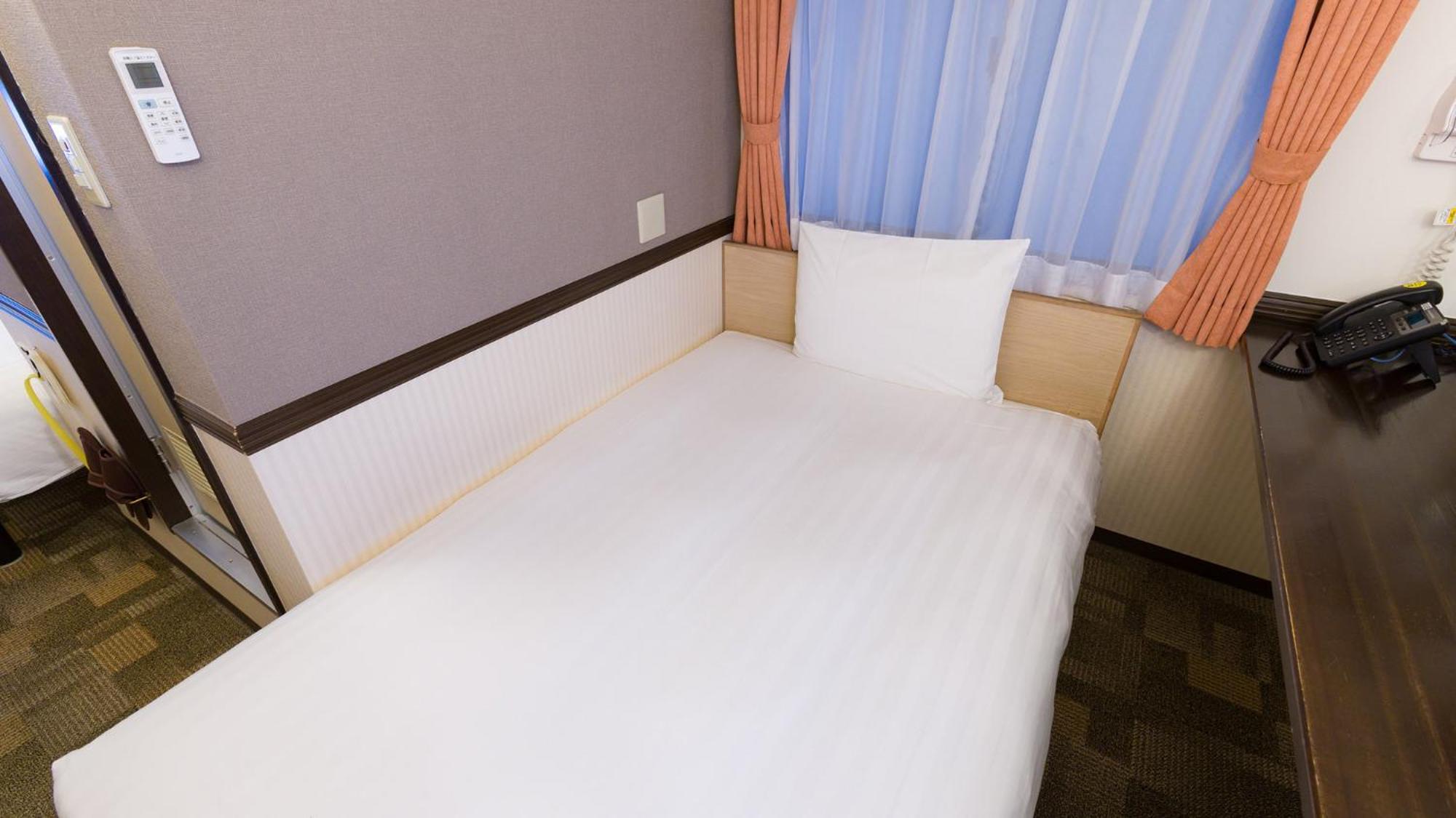 Toyoko Inn Shin-Osaka Chuo-Guchi Honkan Room photo